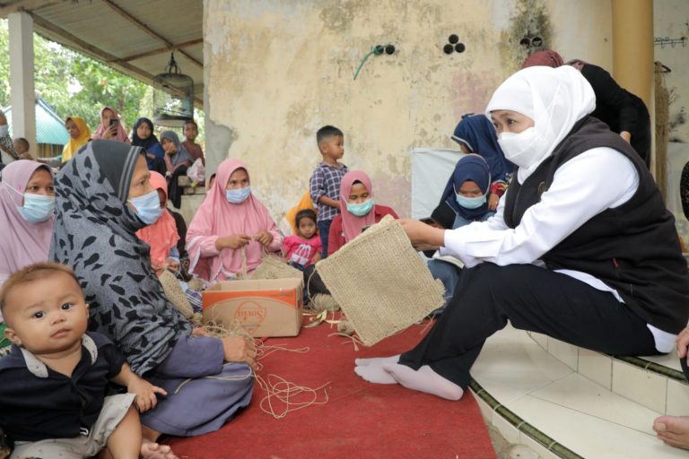 Blusukan Bertemu Pelaku UMKM Di Sepulu- Bangkalan , Gubernur Khofifah Serahkan Bantuan dan Ajak Migrasi ke Ekosistem Digital