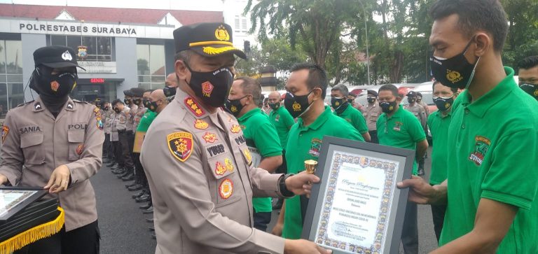 Polrestabes Surabaya Melepas Mobil Gerai Vaksin Keliling sekaligus memberikan Apresiasi kepada Para Relawan