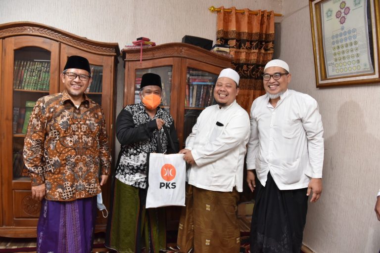 Pimpinan Ponpes An Najiah Sidoresmo Kyai Abdullah Muhajir Apresiasi Lomba Baca Kitab Kuning PKS