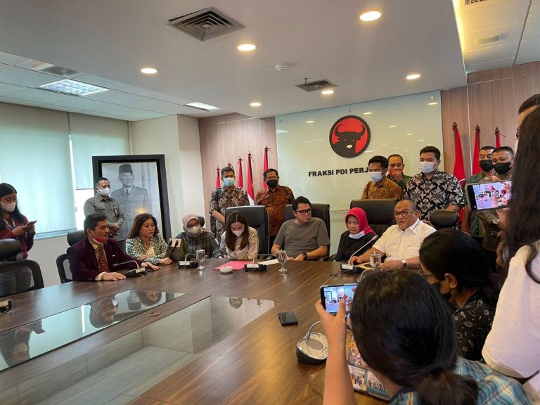 Bertemu di DPR, Arteria Dahlan dan Anak Jenderal Saling Memaafkan 