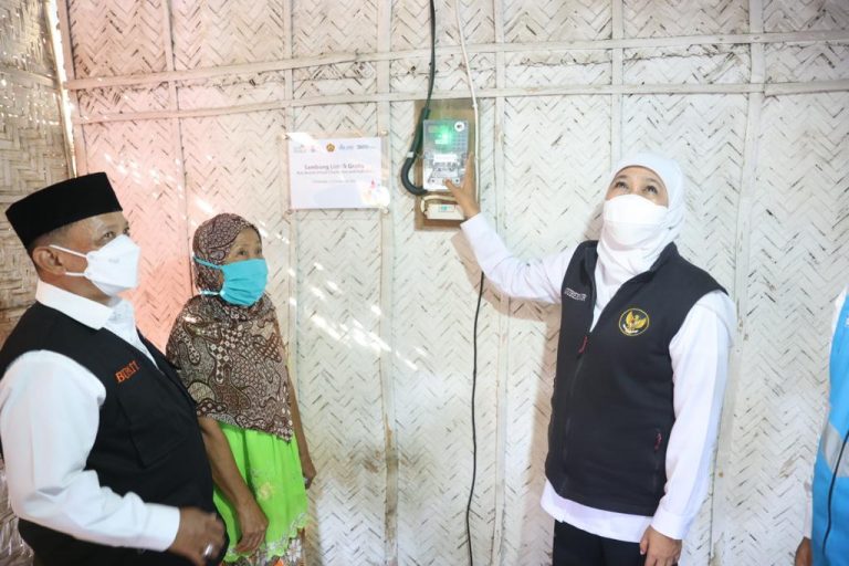 Sambung Listrik Gratis 713 Rumah Tangga Miskin di Situbondo. Gubernur Khofifah : Semoga Mendorong Produktifitas Masyarakat