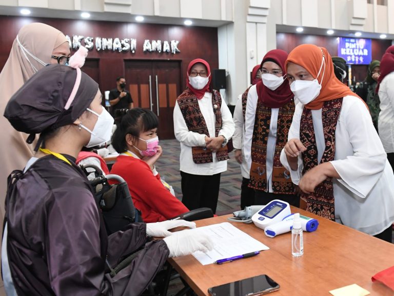 Ibu Iriana Tinjau Vaksinasi Covid-19 untuk Anak di Jakarta