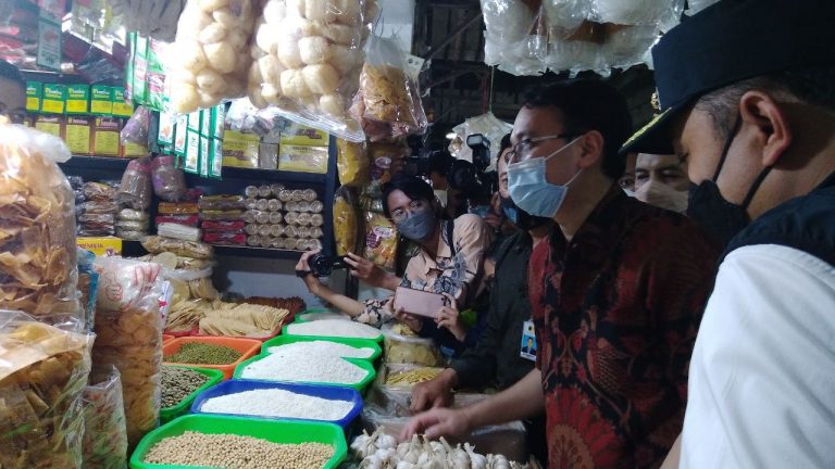 Sidak ke Pasar Surabaya, Wamendag Pastikan Stok dan Harga Bahan Pokok Jelang Nataru 2022 Aman