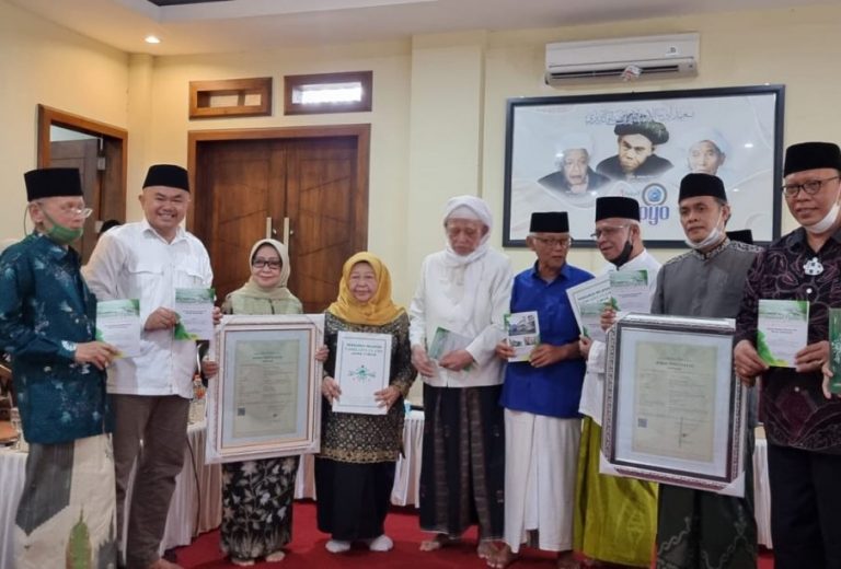 Hak Cipta Shalawat Badar dan Syubbanul Wathon Resmi Tercatat Kemenkum-HAM, PWNU Jatim Serahkan ke Dzuriyat Pencipta