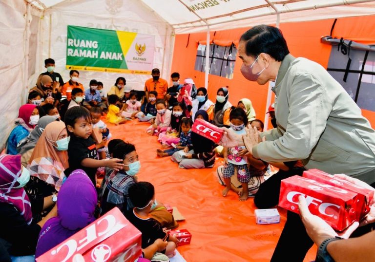 Presiden Bahagiakan Anak-Anak di Tenda Pengungsi Semeru