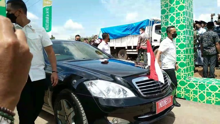 Presiden Jokowi Tinggalkan Lokasi Muktamar NU Sembari Berikan Baju ke Peserta