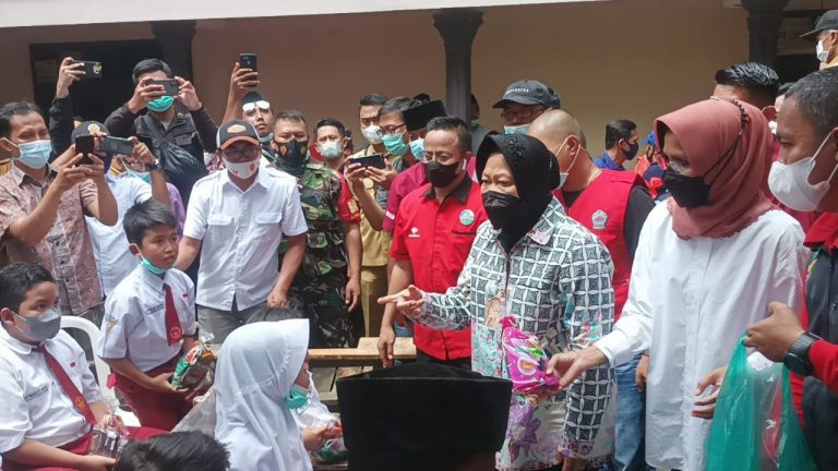 Mensos Risma Salurkan Bantuan Kepada Korban Banjir Sungai Blega Bangkalan