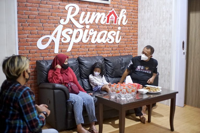 Dapat Perlakuan Tidak Menyenang kan Saat Tanya Seragam Gratis MBR, Wali Murid Wadul Wawali Surabaya