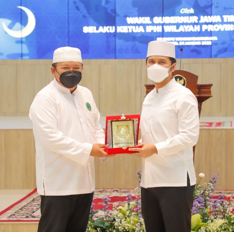 Kukuhkan Pengurus IPHI Jember 2021-2026, Wagub Emil: Ketertiban Prokes Turut Andil Dalam Geliat Ekonomi Daerah