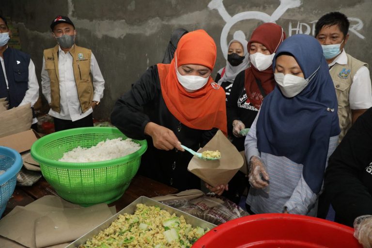 Tinjau Dapur Umum APG  Semeru, Gubernur Khofifah Pastikan Permakanan Pengungsi Layak dan Tercukupi