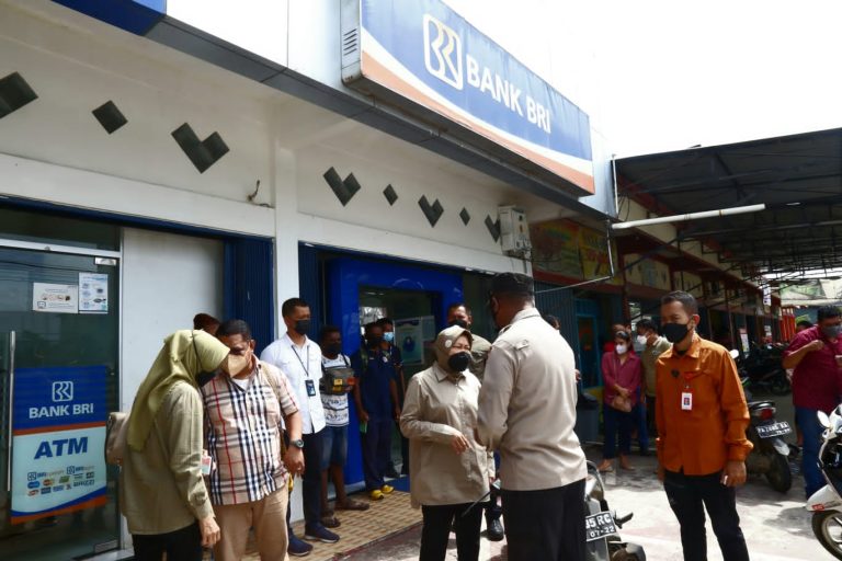 Sidak Salur Bansos di Kantor Bank, Mensos Minta Pembayaran Dilakukan Secara Tunai