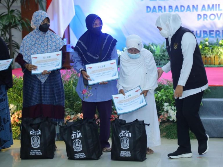 Putus Mata Rantai Rentenir, Gubernur Khofifah Salurkan Rp50 Juta Zakat Produktif Bagi Pelaku Usaha Ultra Mikro di Pamekasan
