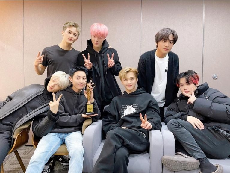 Makin Melokal, NCT Siap Sarungan Sambil Baca Koran