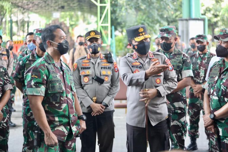 Pangdam V Brawijaya dan Kapolda Jatim Dampingi Panglima TNI Laksanakan Pengecekan Pelaksanaan Karantina Terpusat PPLN di Jatim