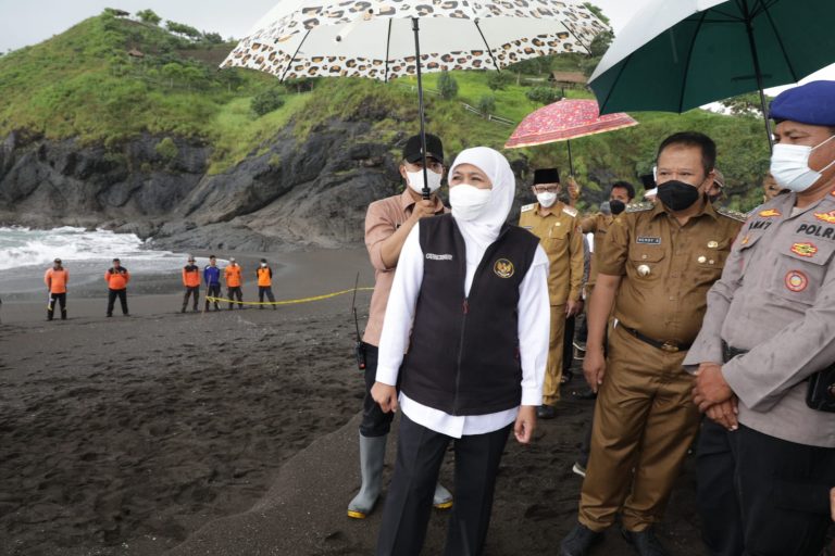 Datang Ke Jember, Khofifah Sampaikan Dukacita dan Berikan Santunan Korban Laka Laut Ritual Pantai Payangan Jember