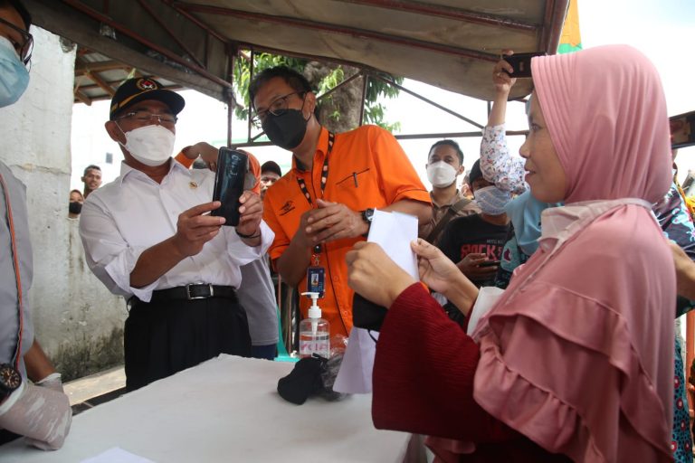 Penyaluran Bansos Lancar, Menko PMK Optimistis Awal Maret Selesai