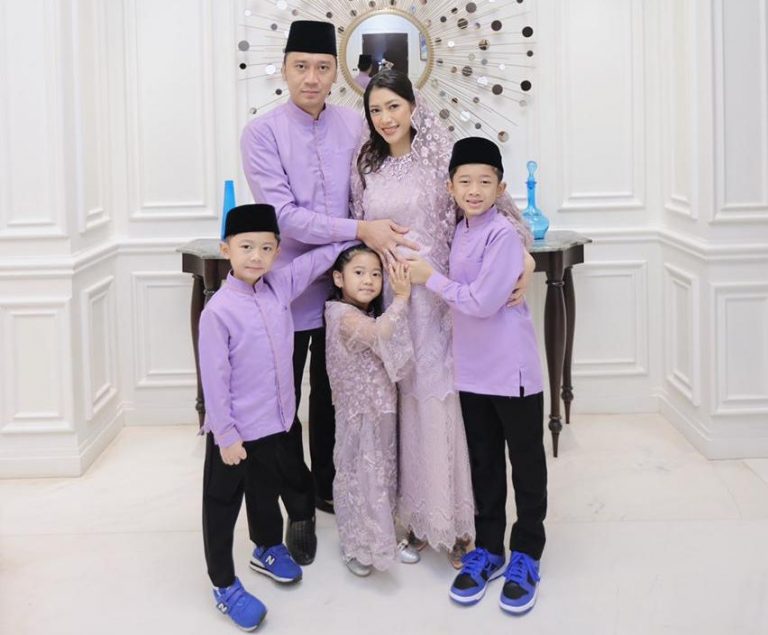 Tampil Kompak! Ibas dan Keluarga Mohon Doa 4 Bulanan Anak Keempatnya