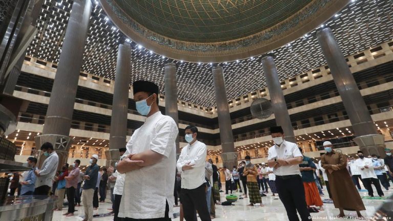 MUI: Sholat Tarawih di Masjid Wajib Pakai Masker