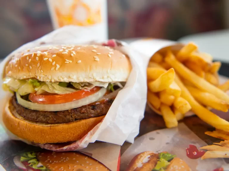 Ada Bahan Kimia Berbahaya Ditemukan dalam Kertas Pembungkus Junkfood