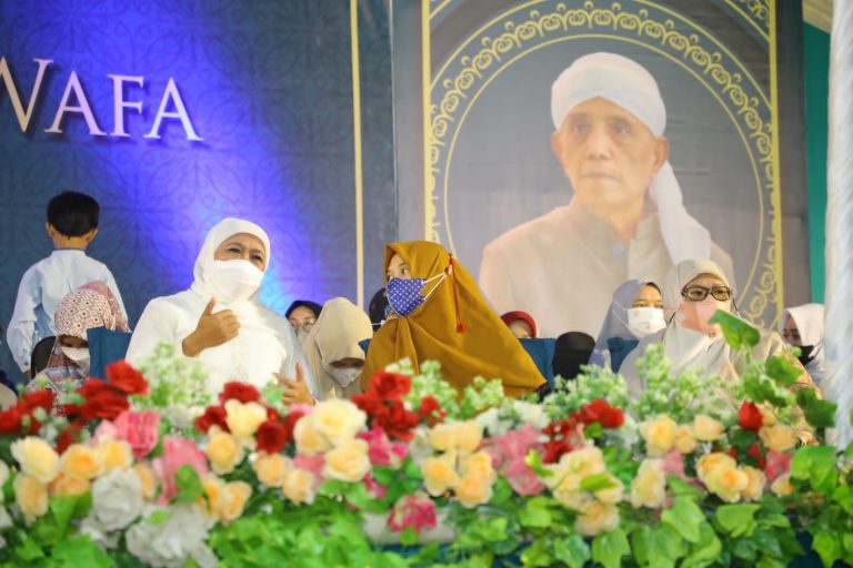Malam Nisfu Sya’ban, Gubernur Khofifah Gaungkan Lantunan Sholawat Tibbil Qulub dan Li Khomsatun di Ponpes Nurul Wafa Situbondo