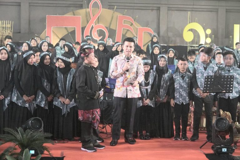 Tampil Mengagumkan, Wagub Emil Apresiasi Rekor MURI Ansambel 30 Jenis Alat Musik dan 110 Siswa dari SD Mumtaz 1-2
