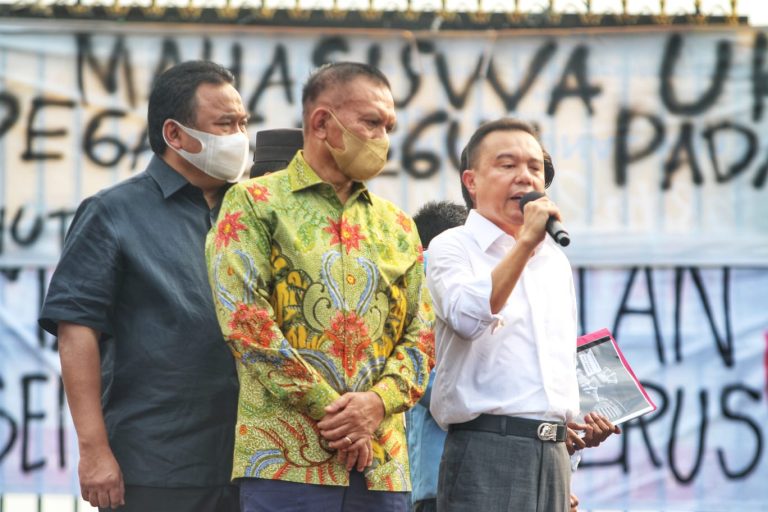 BEM SI Serahkan Replika ‘Korek Kuping’ ke Pimpinan DPR RI