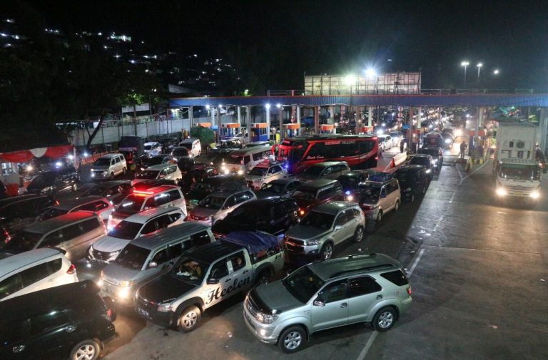 Macet Parah Terjadi di Pintu Tol Merak, Ratusan Kendaraan tak Bisa Bergerak