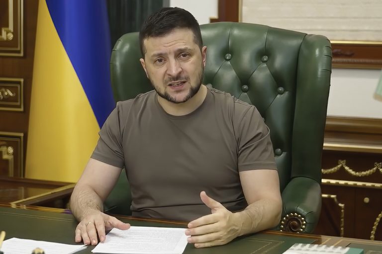 Zelensky Minta Korsel Kirimkan Bantuan Senjata untuk Lawan Rusia