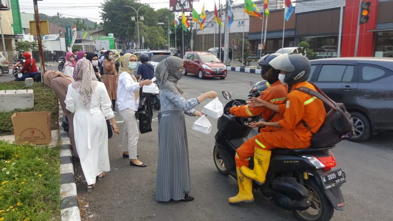 BPJAMSOSTEK Gresik Bagi-bagi Takjil