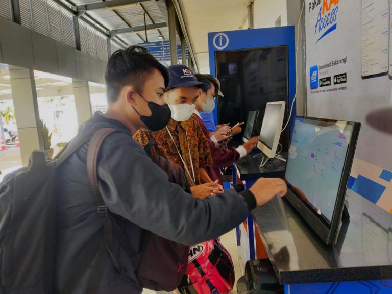 Bukti nyata kecintaan kepada kereta api, Railfans bantu posko di Stasiun