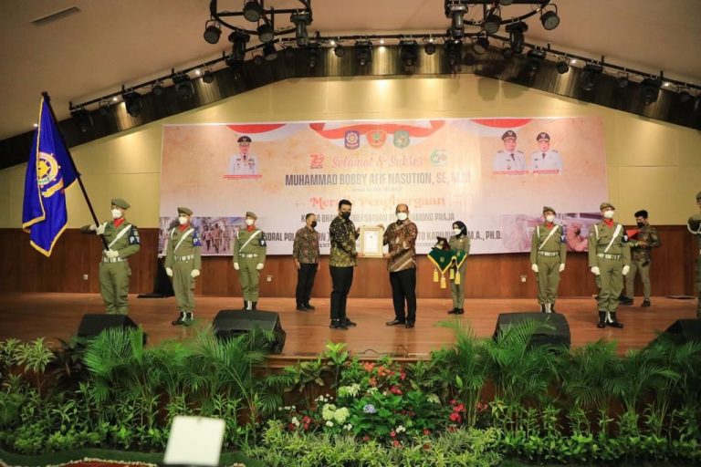 Serahkan Penghargaan Karya Bhakti Satpol PP, Dirjen Bina Adwil Soroti Keberhasilan Kepemimpinan Walikota Medan