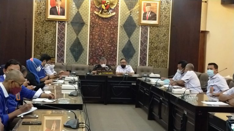 Puluhan Buruh Pabrik Rokok Temui Ketua DPRD Jatim, Tuntut Kejelasan Dana Bagi Hasil Cukai Tembakau