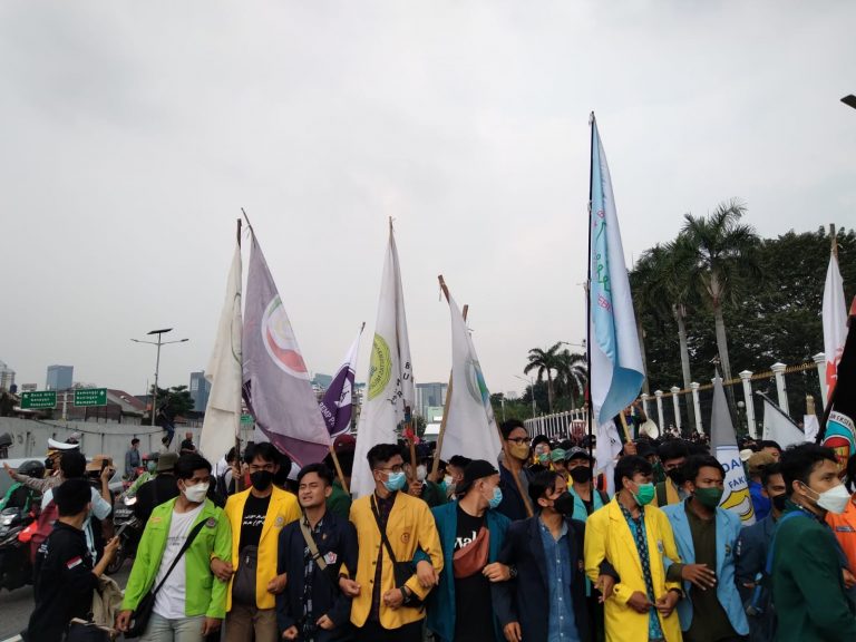 1.000 Mahasiswa Serbu Gedung DPR Tolak Penundaan Pemilu dan 3 periode