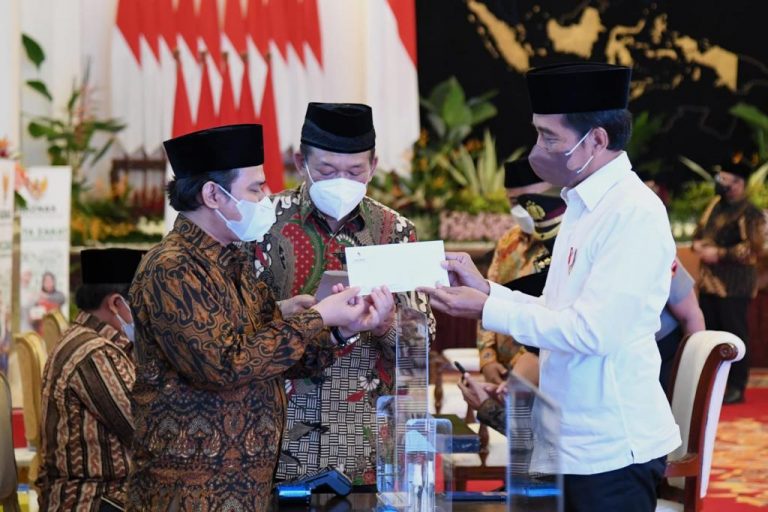 Presiden Jokowi Serahkan Zakat kepada Baznas