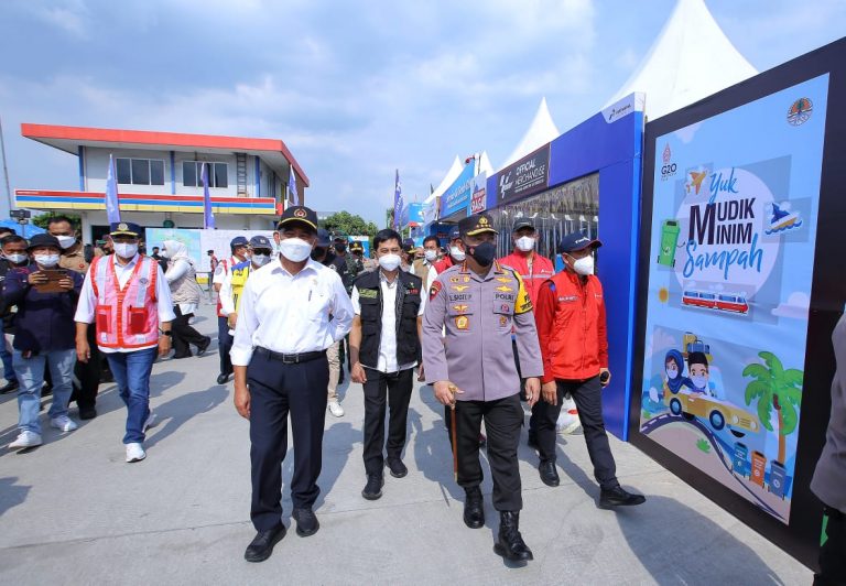 Menko PMK Cek Langsung Persiapan Mudik di Tol Cikampek dan Pelabuhan Merak
