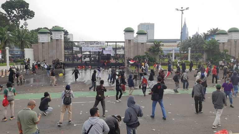 Unjuk Rasa BEM SI di DPR Berakhir Ricuh