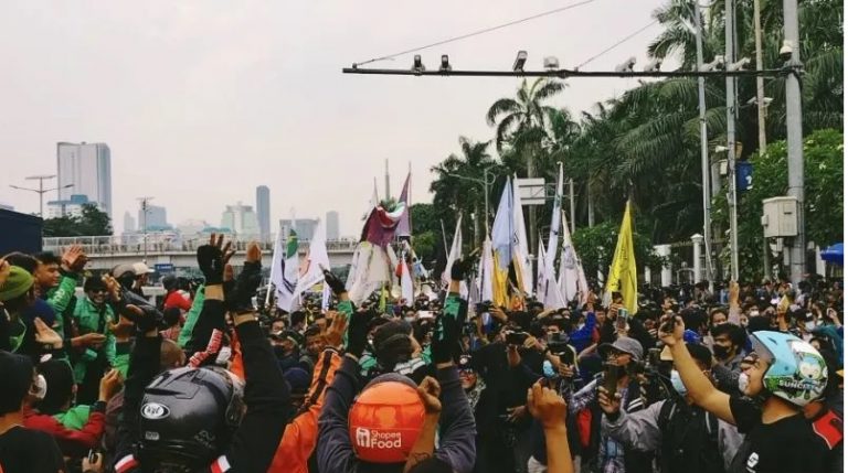 Puluhan Ojol juga Turut Gelar Demo Gabung dengan Mahasiswa
