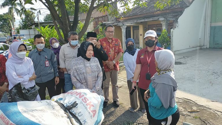 Mendadak Ketemu Mensos, Pemulung Ini Tak Menyangka Bakal Dapat Bantuan