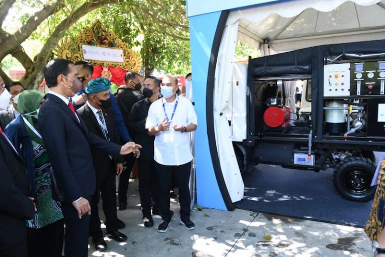 Presiden Jokowi Tinjau Rumah Resiliensi Indonesia pada Pameran Adexco 2022