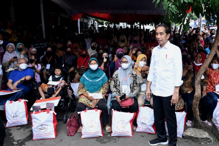 Beri Bantuan dan Tambahan Modal ke Pedagang Pasar Solo
