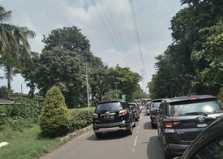 Pasca Lebaran, Antrian Panjang Mobil Terlihat di Taman Impian Jaya Ancol