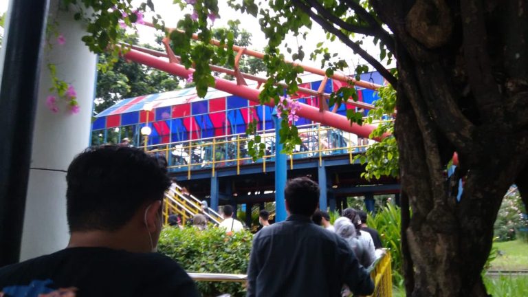 Ancol Membludak, Pengunjung Antri Demi Naik Wahana Dufan