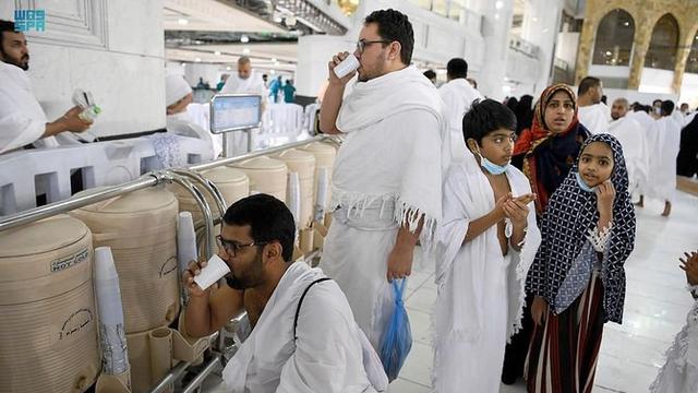Jamaah Haji Dilarang Bawa Air Zam-zam ke Pesawat, Sudah Disiapkan Gratis di Asrama Haji Embarkasi
