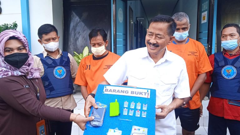 BNN Surabaya Amankan Penjual dan Perantara Sabu, Salah Satunya Ketua RT Nyamplungan