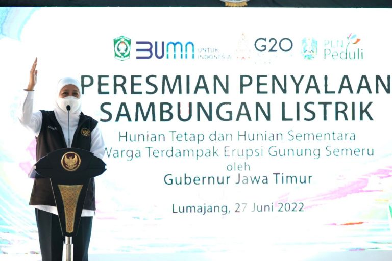 Khofifah Nyalakan Sambungan Listrik 1.951 Relokasi Huntap Penyintas APG  Semeru Bantuan PLN