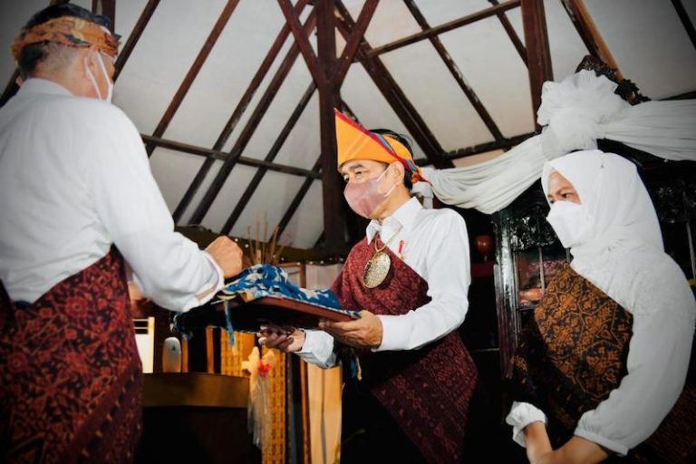 Presiden Jokowi Dianugerahi Gelar Adat ‘Mosalaki Ulu Beu Eko Bewa’