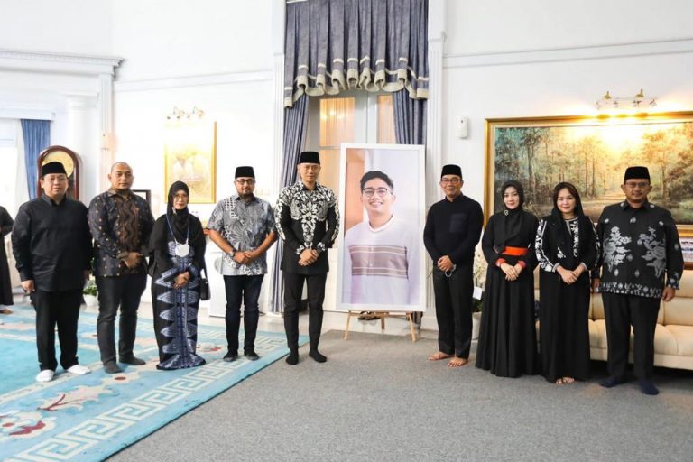 Takziah ke Rumah Ridwan Kamil, AHY Sampaikan Belasungkawa Untuk Eril