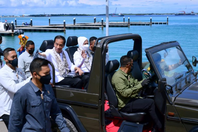 Saat Presiden dan Ibu Iriana Berboncengan Naik Motor Listrik di Kampung Mola