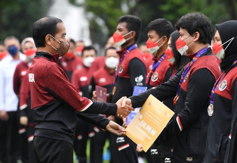 Presiden Jokowi Serahkan Bonus Bagi Atlet Peraih Medali SEA Games Ke-31 Vietnam