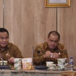 Wakil Ketua DPR RI Koordinasi Bidang Industri dan Pembangunan (Korinbang) Rachmat Gobel saat menikmati dua sajian mi berbahan baku singkong di Gedung DPR, Jakarta (26/07/22)
